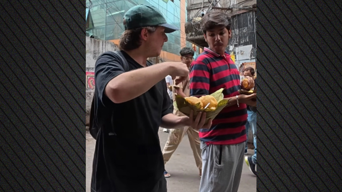 Ξένος Vlogger τρώει το πιο 'βρώμικο' φαγητό της Ινδίας: Αυτό που έπαθε δεν το περίμενε κανείς