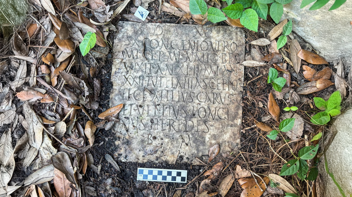 Πώς μια αρχαία Ρωμαϊκή ταφόπλακα βρέθηκε στον κήπο ενός σπιτιού στη Νέα Ορλεάνη
