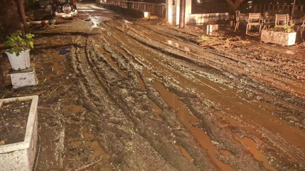 Άνδρος: Υπερχείλισε ποτάμι λόγω καταιγίδας - Πλημμύρισαν με λάσπη οι δρόμοι, δείτε φωτογραφίες