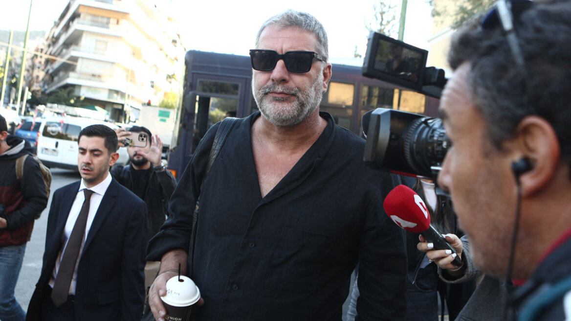 Στην Ευελπίδων ο Βασίλης Μπισμπίκης για το τροχαίο που προκάλεσε στη Φιλοθέη - Δείτε βίντεο και φωτογραφίες
