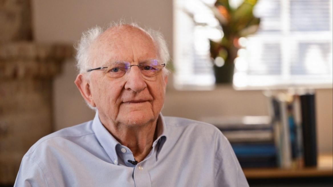 Ο νομπελίστας φυσικής Κλαρκ προειδοποιεί πως ο Τραμπ παραλύει την επιστημονική έρευνα στη χώρα 