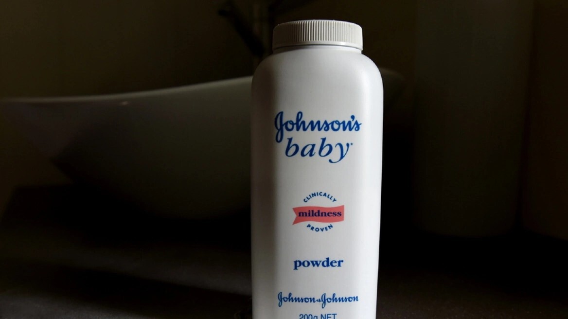H Johnson & Johnson κλήθηκε να αποζημιώσει με $1,56 δισ. καρκινοπαθή στις ΗΠΑ για ταλκ με αμίαντο