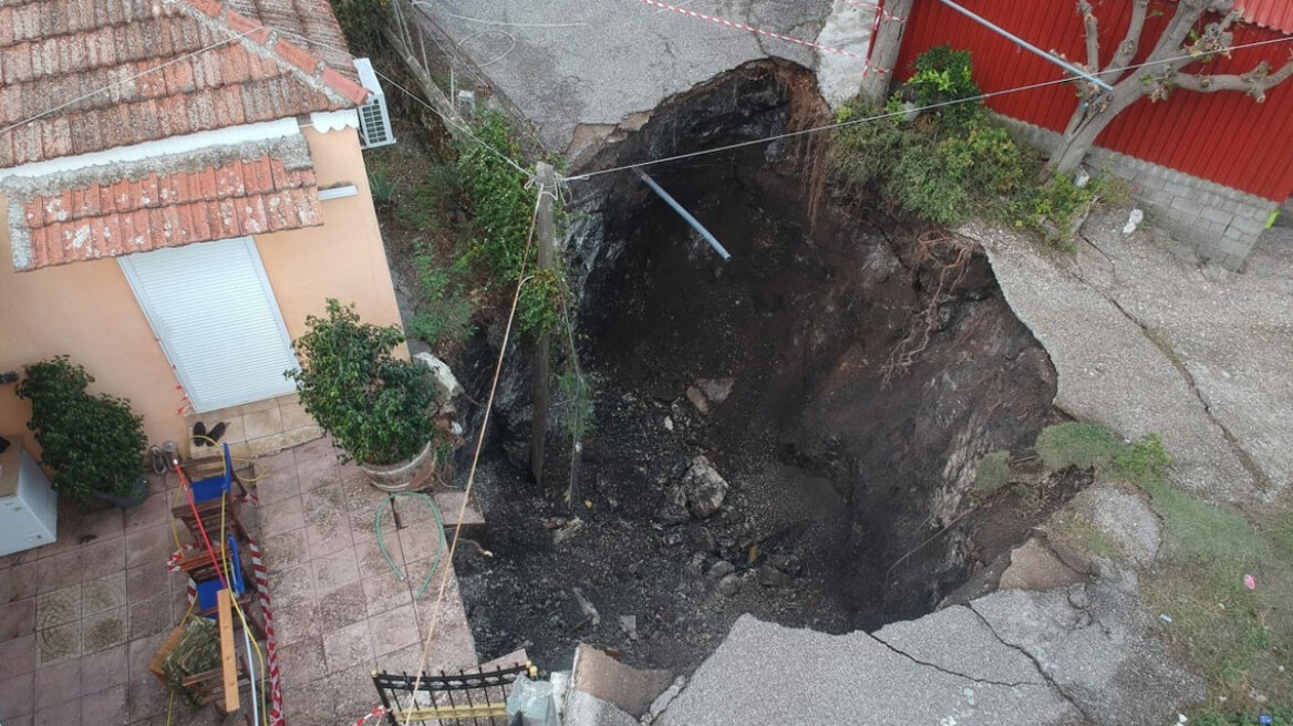 Νέες εικόνες από τις Φυτείες Αιτωλοακαρνανίας - Τι προκάλεσε τον κρατήρα έξι μέτρων ανάμεσα σε σπίτια 