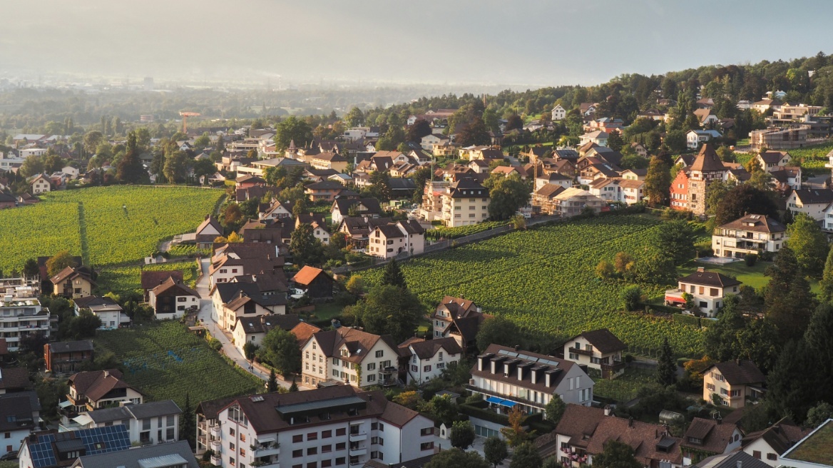 Μια χώρα 40.000 κατοίκων με μισθούς που φτάνουν τα 8.000 ευρώ - Το φαινόμενο του Λιχτενστάιν