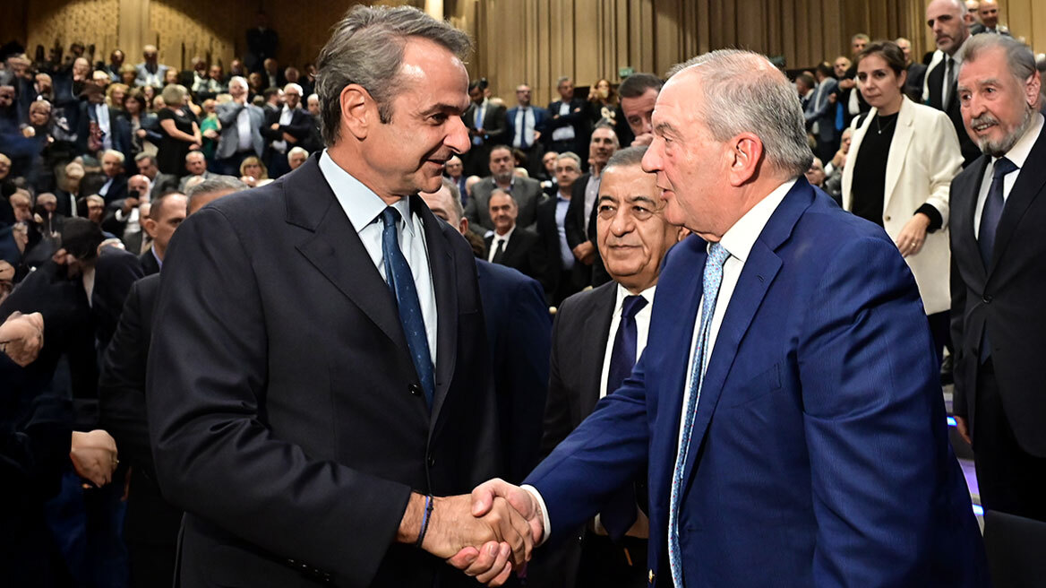  Η ΝΔ «εν συνόλω» στην πρώτη γραμμή του ΑΙ, χειροκροτήματα και χειραψία Μητσοτάκη - Καραμανλή στην εκδήλωση για το βιβλίο του Στυλιανίδη