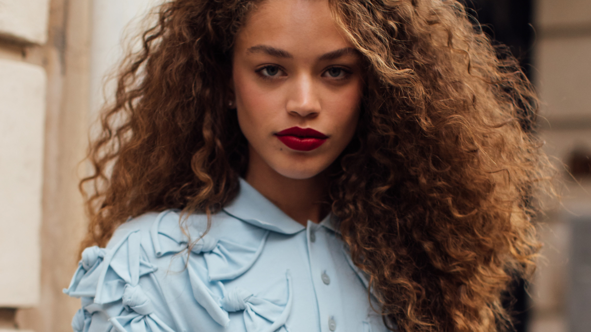 Οδηγός για σγουρά μαλλιά: Τι τύπο έχουμε και πώς θα τον αναγνωρίσουμε
