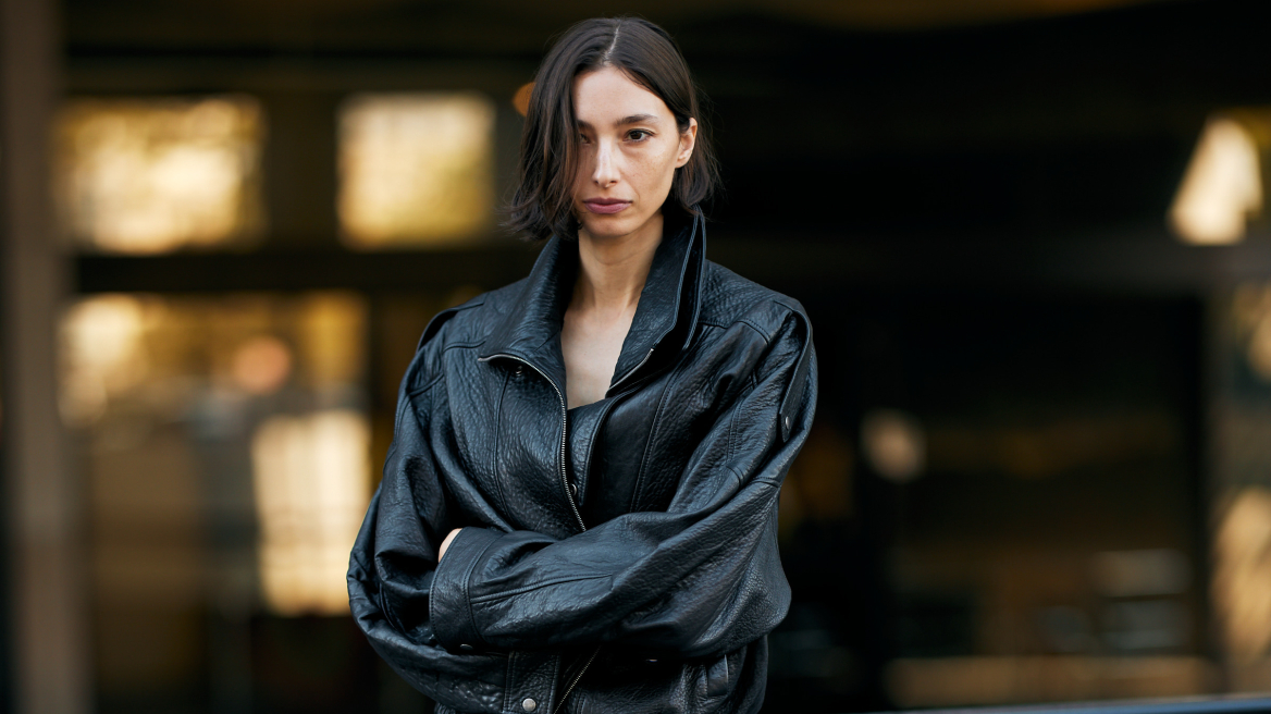 Paris Fashion Week s/s ’26: Τα beauty look που ξεχώρισαν στους δρόμους του Παρισιού
