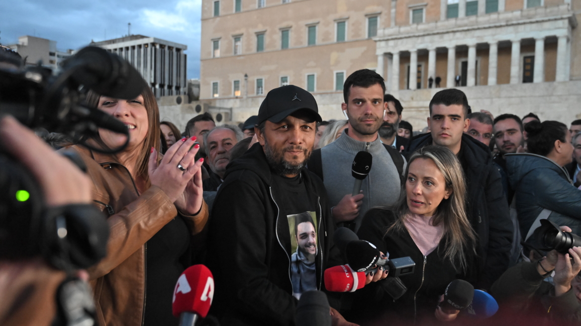 Συγκέντρωση στο Σύνταγμα, το ευχαριστώ του Πάνου Ρούτσι - Δείτε βίντεο και φωτογραφίες
