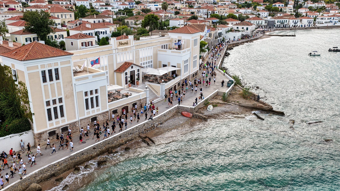 Spetses Mini Marathon 2025: Ρεκόρ συμμετοχών με τις συγκινήσεις και την αγωνιστικότητα στα ύψη