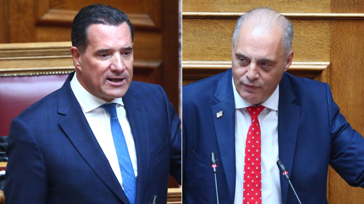 Στιγμιότυπο από τη Βουλή, όπου οι πολιτικοί Άδωνις Γεωργιάδης και Κυριάκος Βελόπουλος συζητούν με ένταση.