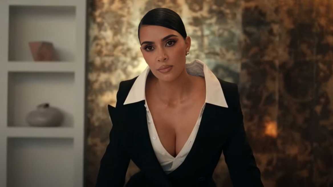 All's Fair: Κυκλοφόρησε το τρέιλερ της σειράς με τις Ναόμι Γουότς, Γκλεν Κλόουζ και Κιμ Καρντάσιαν