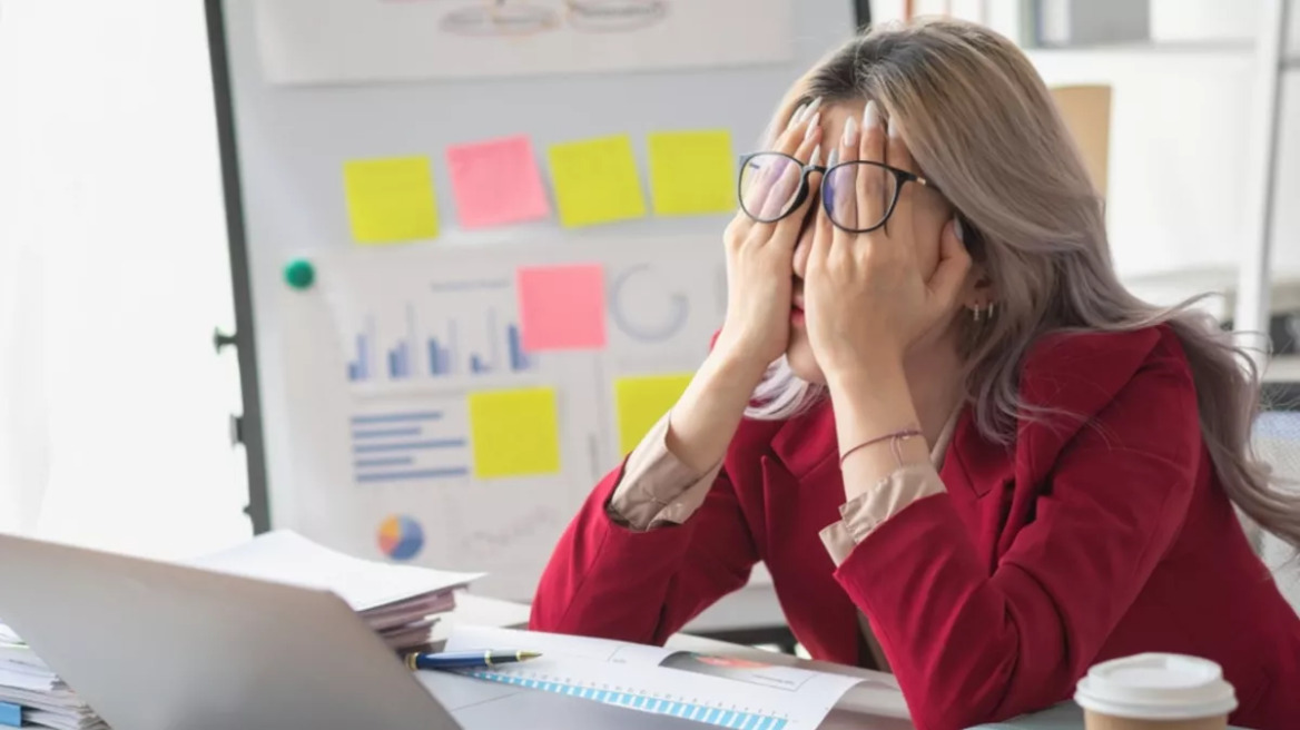 Η «σιωπηλή» κρίση των εργαζομένων: Το 55% βιώνει burnout, αλλά μόνο το 21% λαμβάνει στήριξη
