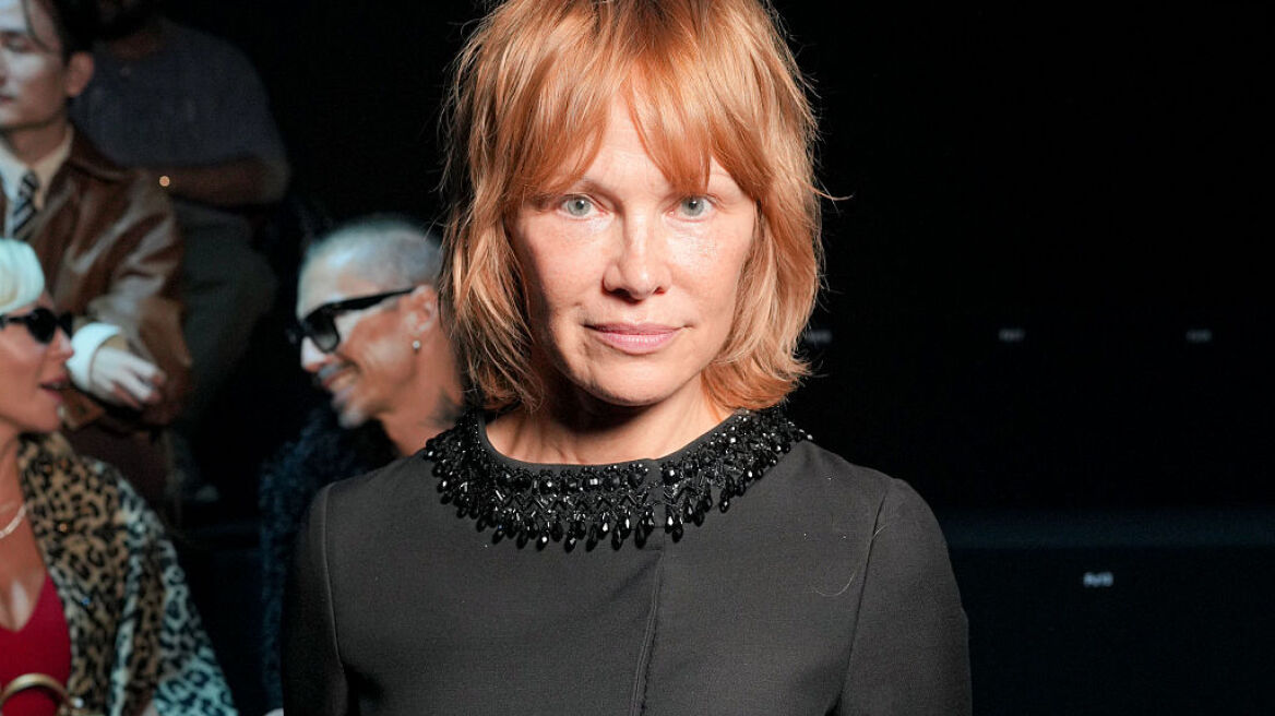 Αυτός είναι ο σχεδιαστής που ο Tom Ford συμβούλεψε την Pamela Anderson να φορά πάντα
