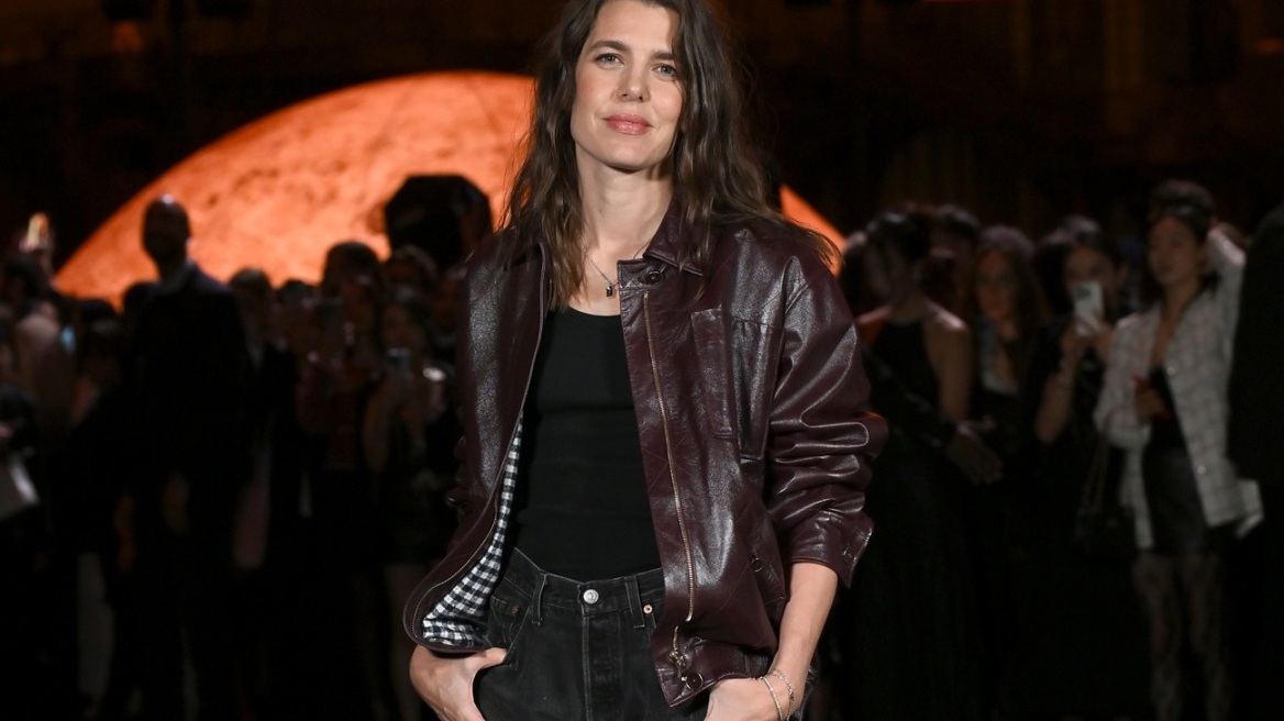 Η Σαρλότ Κασιράγκι συνδύασε μαύρο τζιν, γόβες και δερμάτινο τζάκετ
