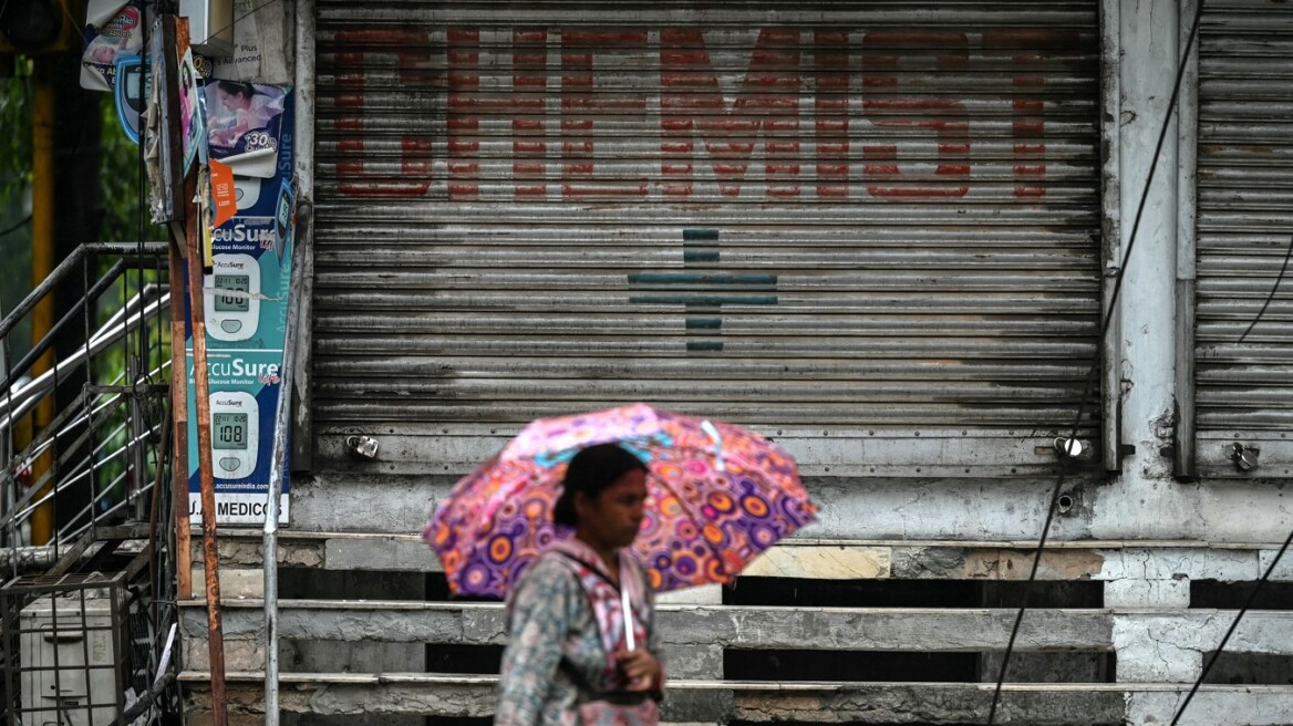 Ινδία: Συνελήφθη ο ιδιοκτήτης της παρασκευάστριας εταιρείας σιροπιού για τον βήχα που συνδέεται με τους θανάτους 17 παιδιών
