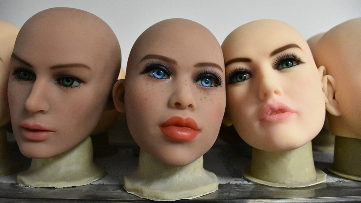 Από τα καουτσούκ του '40 στις «έξυπνες συντρόφους» του 2025: Η απίστευτη ιστορία των πλαστικών κουκλών