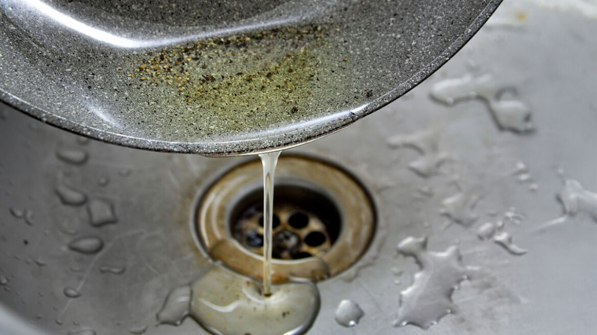 Γιατί δεν πρέπει να πετάμε το λάδι από το τηγάνι στον νεροχύτη - Τι να το κάνουμε μετά το μαγείρεμα