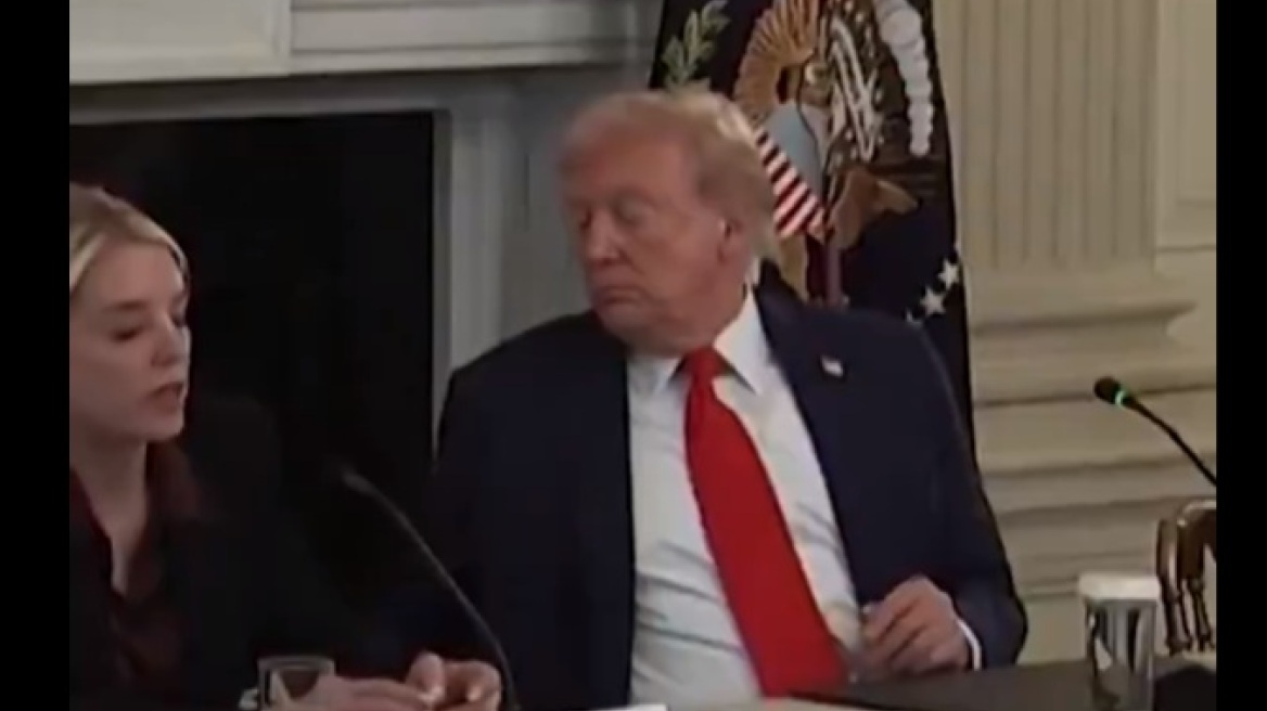 Η στιγμή που ο Ρούμπιο σκύβει και δίνει χαρτάκι στον Τραμπ για τη συμφωνία - Δείτε το βίντεο 