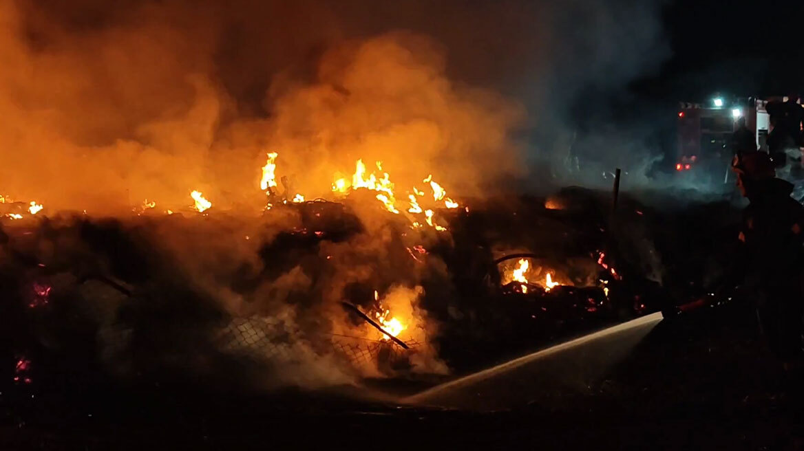 Υπό έλεγχο η φωτιά σε υπαίθριο χώρο με λάστιχα και σκραπ στον Ασπρόπυργο – Ακούστηκαν εκρήξεις, δείτε βίντεο