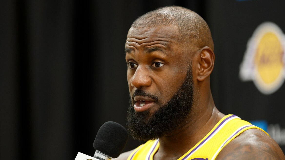 NBA: Ο ΛεΜπρόν Τζέιμς θα χάσει την έναρξη της σεζόν 2025-26 λόγω ισχιαλγίας