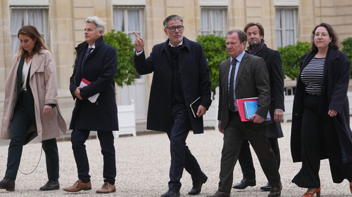 Θέμα ωρών το όνομα του νέου πρωθυπουργού από τον Μακρόν – Έτοιμη να καταψηφίσει η αντιπολίτευση, δεν «βλέπει» εκλογές
