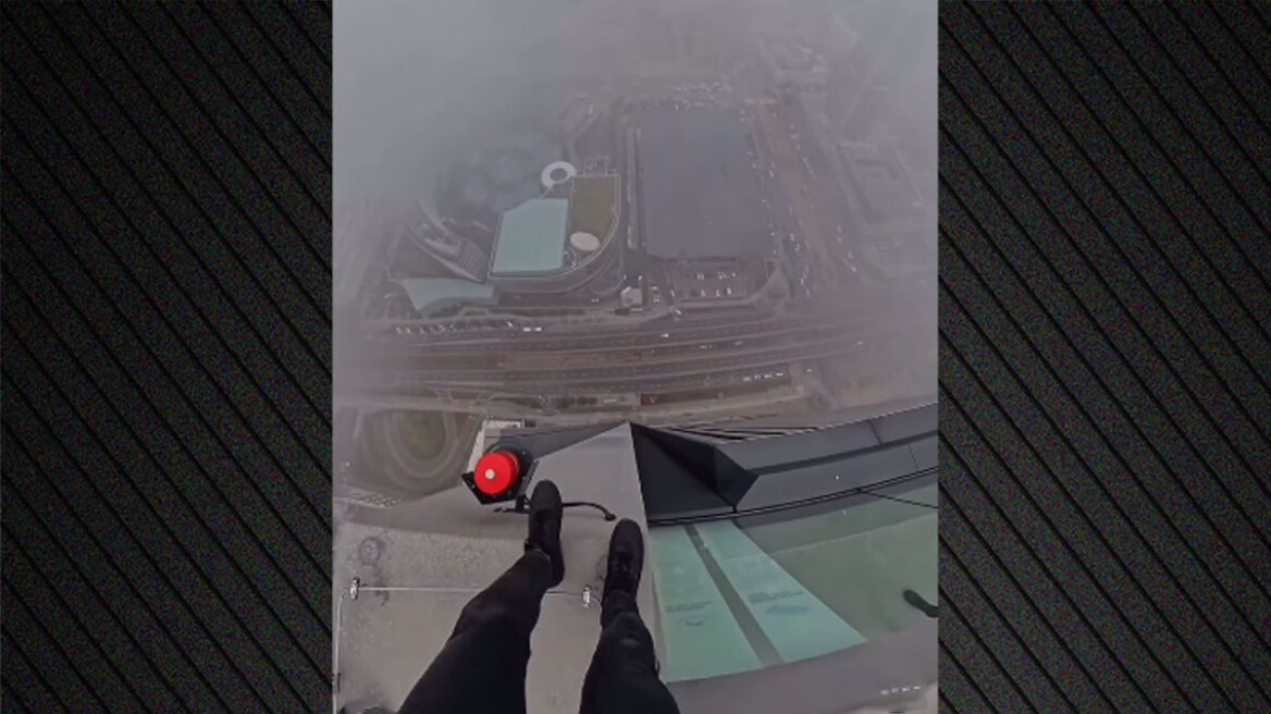 Αλεξιπτωτιστής κάνει άλμα από το ψηλότερο κτίριο της ΕΕ - Βίντεο που κόβει την ανάσα