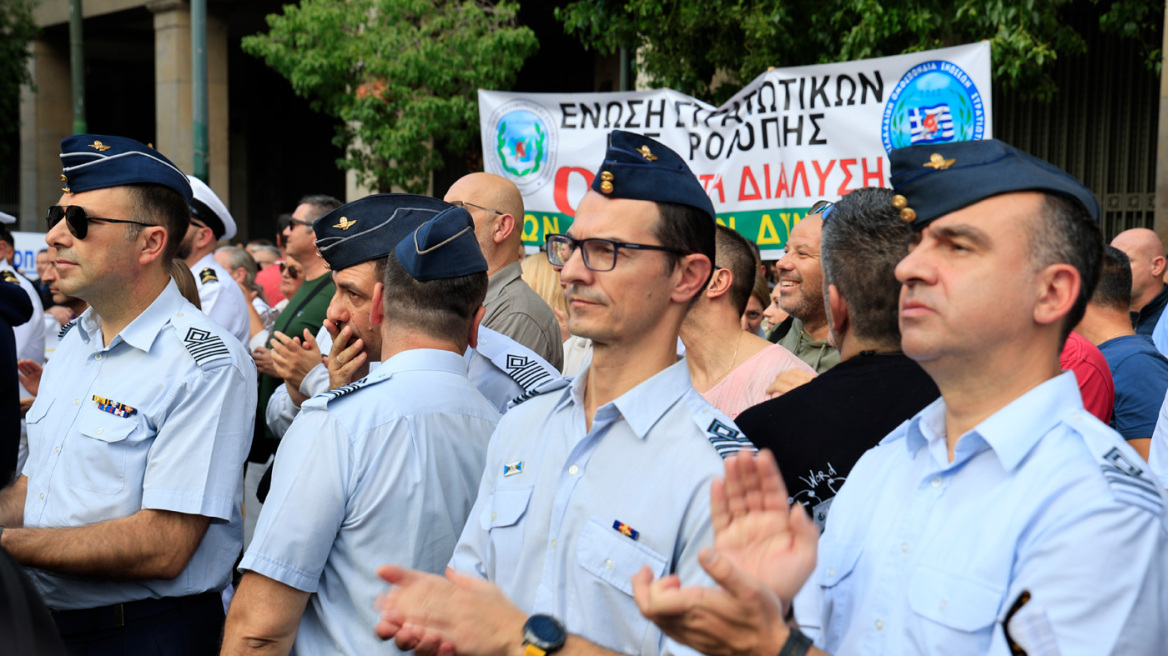 Διαμαρτυρία ένστολων στο κέντρο της Αθήνας για το νομοσχέδιο του Υπουργείου Εθνικής Άμυνας - Δείτε βίντεο