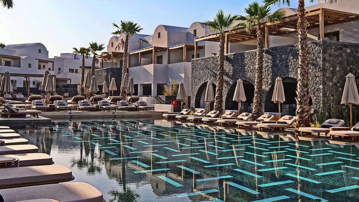 Με απινιδωτή και ΚΑΡΠΑ για πάνω από μία ώρα προσπαθούσαν να επαναφέρουν τον 6χρονο που πνίγηκε σε πισίνα στη Σαντορίνη