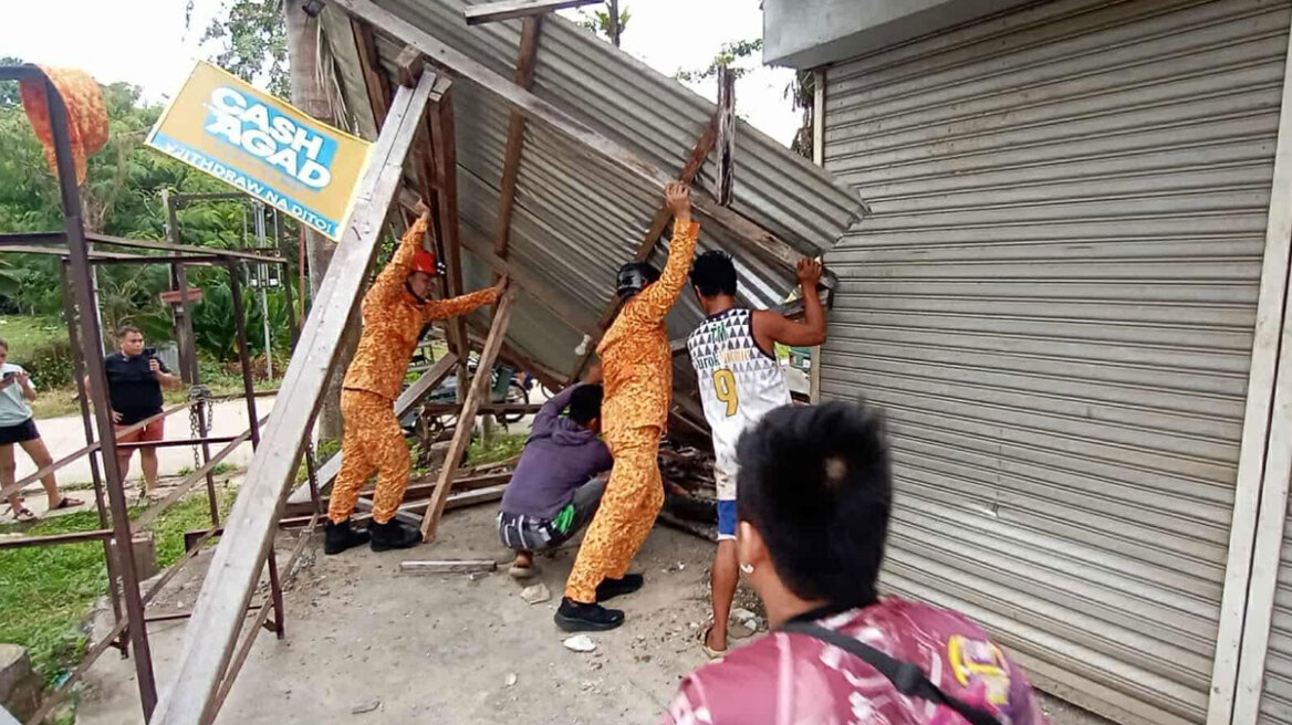 Η επόμενη ημέρα στις Φιλιππίνες μετά τα 7,4 Ρίχτερ - Κάτοικοι καθαρίζουν τα συντρίμμια, πώς πέρασαν τη νύχτα έξω