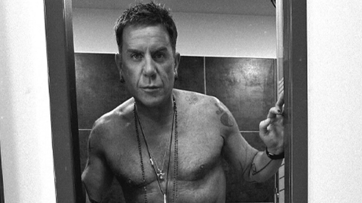 Ο Γιώργος Μαζωνάκης ποζάρει ημίγυμνος στο μπάνιο του