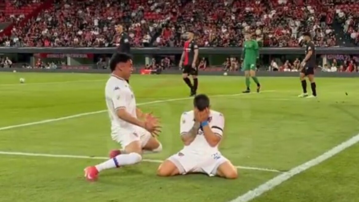 Βίντεο: Η συγκλονιστική στιγμή που ο γιος του αδικοχαμένου προπονητή της Μπόκα Τζούνιορς σκοράρει και λυγίζει 