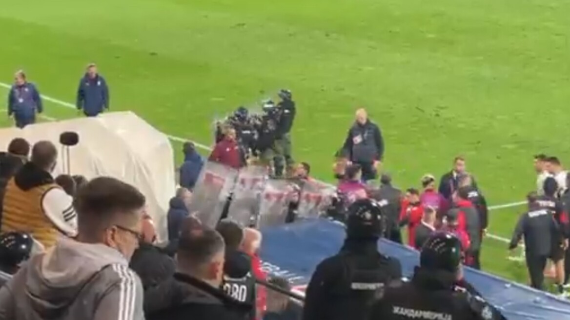 Προκριματικά Μουντιάλ 2026: Με συνοδεία αστυνομικών μπήκε στα αποδυτήρια η Εθνική Αλβανίας στο ημίχρονο με τη Σερβία
