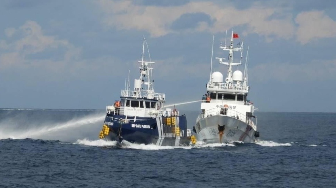 Σκάφος της κινεζικής ακτοφυλακής έριξε με υδάτινο κανόνι σε Φιλιππινέζους λιμενικούς και χτύπησε το πλοίο τους - Δείτε βίντεο