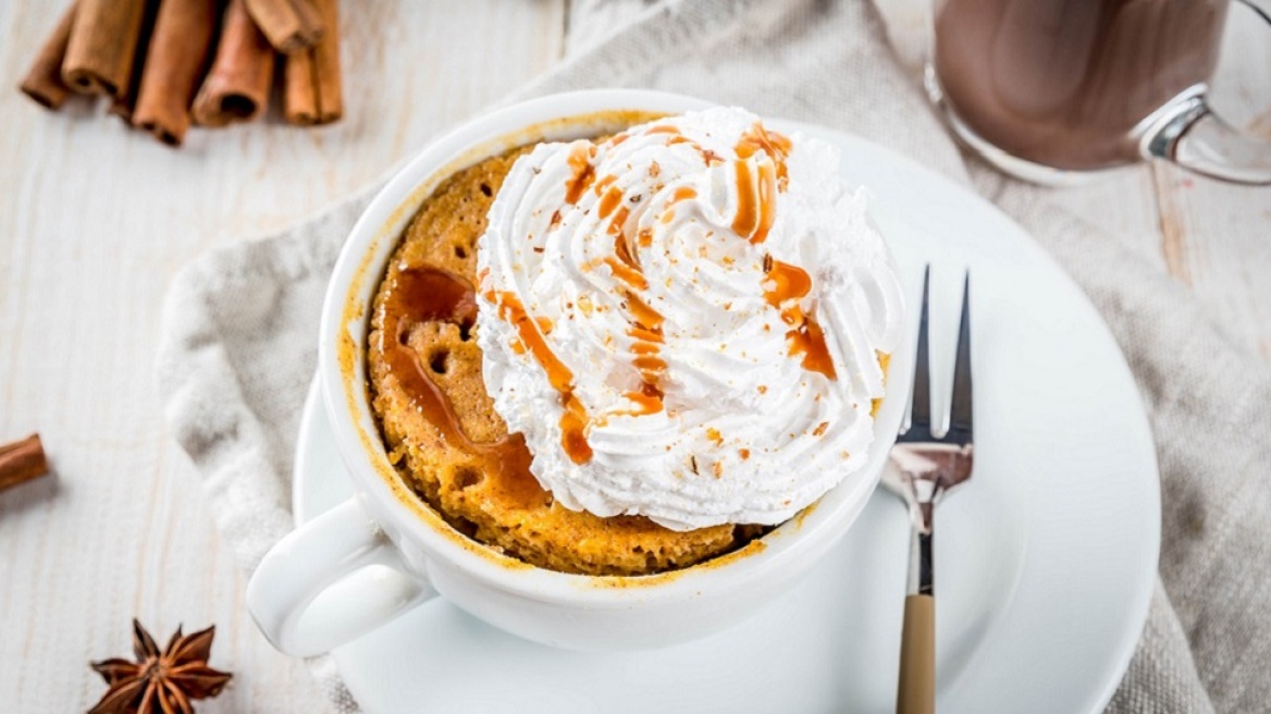 Κέικ με κολοκύθα στην κούπα, έτοιμο σε 2′ – Η λύση για κάτι γλυκό και cozy όταν η ώρα είναι περασμένη