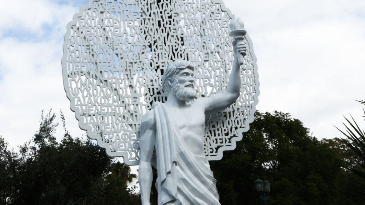 Στο Πεδίον του Άρεως το πρώτο άγαλμα αφιερωμένο στους μικρομεσαίους, απεικονίζει τον Προμηθέα