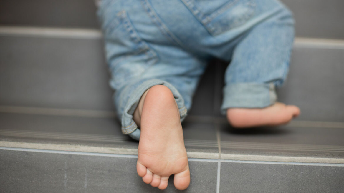 Παιδάκι 1 έτους βρέθηκε αναίσθητο στα Πατήσια από ναρκωτικά που κάπνισε δίπλα του ο πατέρας του - Νοσηλεύεται διασωληνωμένο