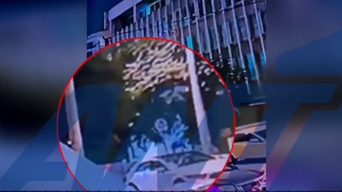 Η στιγμή που οι δράστες τοποθετούν τα γκαζάκια έξω από το παράρτημα του υπ. Αγροτικής Ανάπτυξης, βίντεο λίγο πριν την έκρηξη