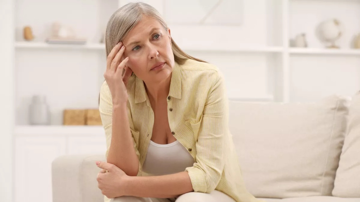 Το ψυχικό βαρίδι της εμμηνόπαυσης: Τι νιώθουν πραγματικά οι γυναίκες – Πού μπορεί να τις οδηγήσει η απελπισία
