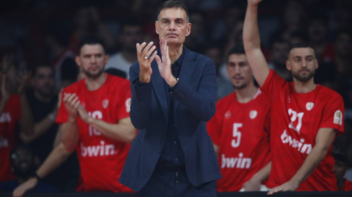 Γιώργος Μπαρτζώκας: Γιόρτασε με νίκη επί του Παναθηναϊκού το 200ο παιχνίδι πρωταθλήματος στον πάγκο του Ολυμπιακού