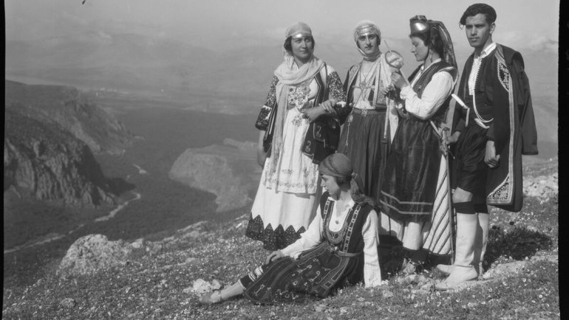 Μουσείο Μπενάκη: Εγκαινιάζεται η έκθεση «Οι ιστορίες πίσω από την έκδοση Ελληνικαί εθνικαί ενδυμασίαι»