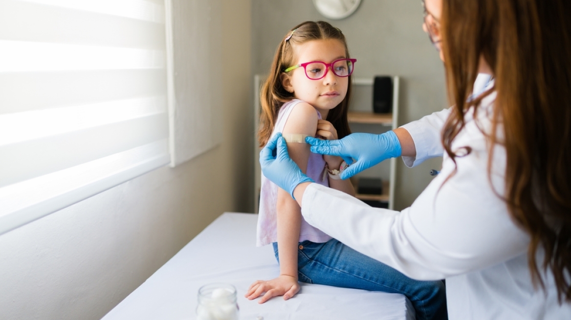 Αντιγριπικό και εμβόλιο Covid: Ποια παιδιά πρέπει να εμβολιαστούν φέτος – Οι οδηγίες του Υπουργείου Υγείας