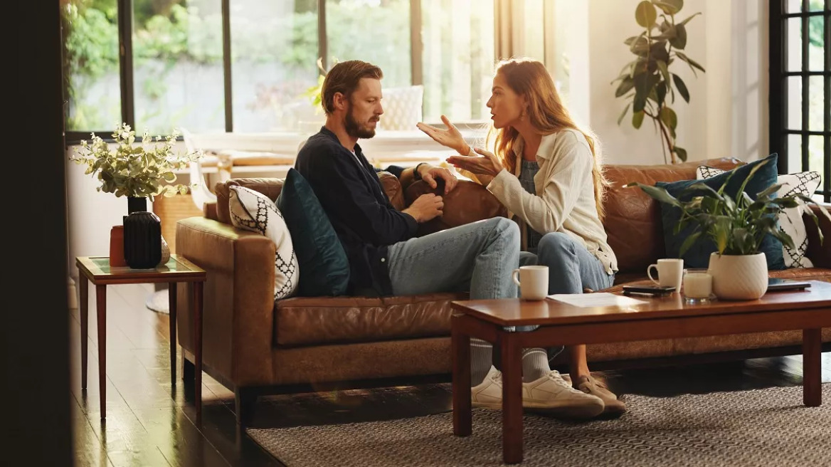 Situationship – Γιατί κολλάμε σε «περίπου σχέσεις» που δεν μας αρέσουν
