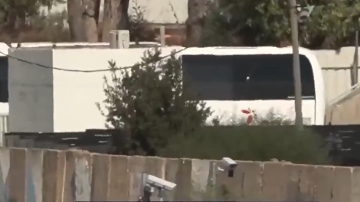 Ισραήλ: Αποχωρούν από τις φυλακές Όφερ Παλαιστίνιοι κρατούμενοι που απελευθερώνονται 