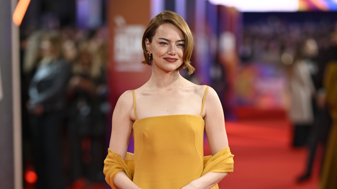 Η εντυπωσιακή εμφάνιση της Έμα Στόουν στην πρεμιέρα της ταινίας Bugonia στο Λονδίνο
