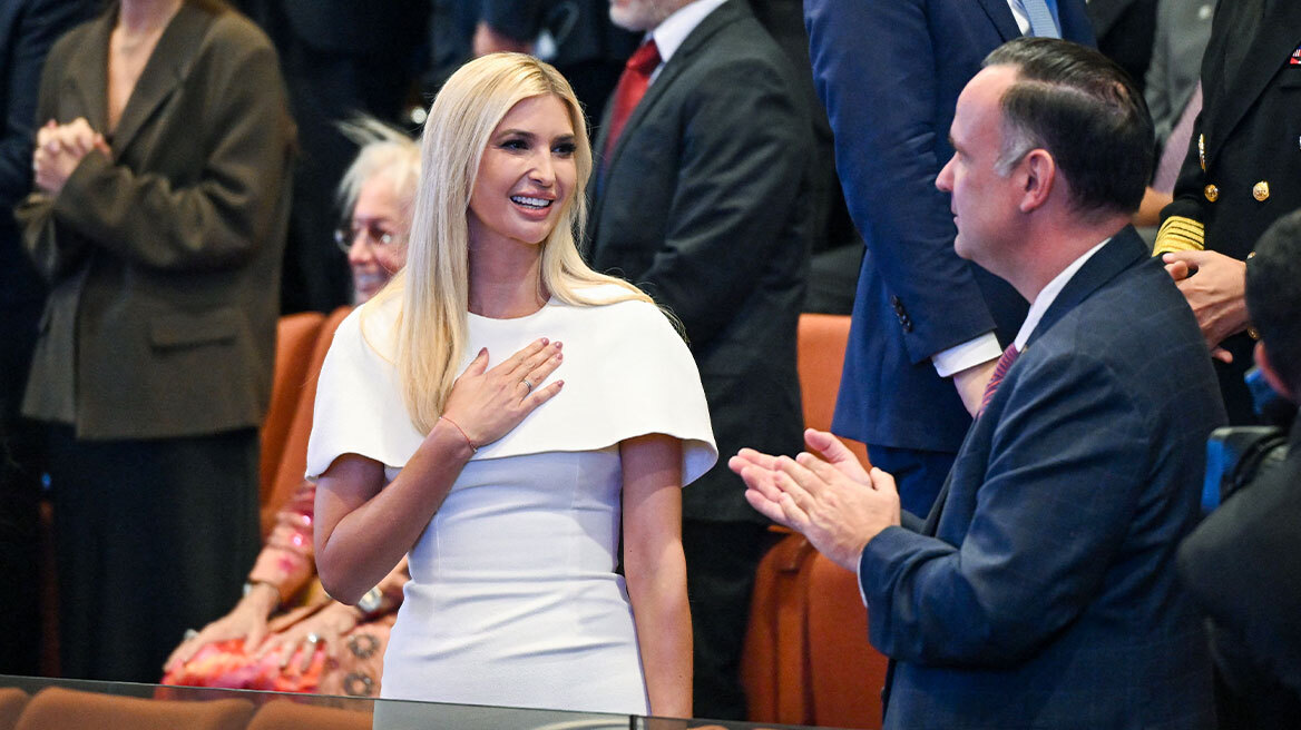 Στα λευκά η Ιβάνκα Τραμπ μαζί με τον Τζάρεντ Κούσνερ, καταχειροκροτήθηκαν κατά την είσοδό τους στην Κνεσέτ - Δείτε βίντεο