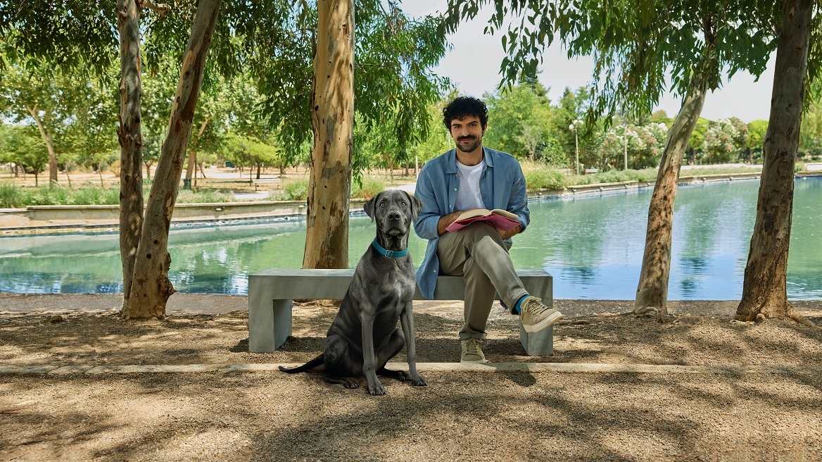 Η καθημερινότητα του Μπούμπη: κόκαλα, πάρκα και online δάνεια