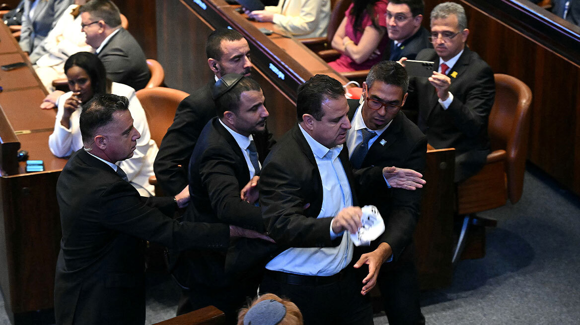 Επεισόδιο στην ομιλία Τραμπ στην Κνεσέτ: Απομάκρυναν βουλευτές που σήκωσαν χαρτί με μήνυμα «αναγνωρίστε την Παλαιστίνη» - Δείτε βίντεο