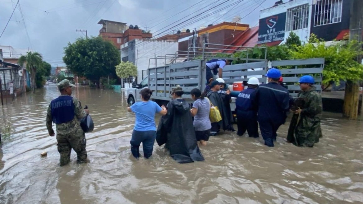 Σε 44 αυξήθηκαν οι νεκροί από τις πλημμύρες στο Μεξικό - Οι αρχές πασχίζουν να ανοίξουν δρόμους 