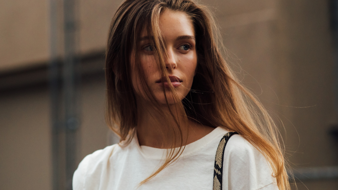 Μπλε ή μοβ σαμπουάν; Πώς επιλέγουμε το κατάλληλο για τα μαλλιά μας