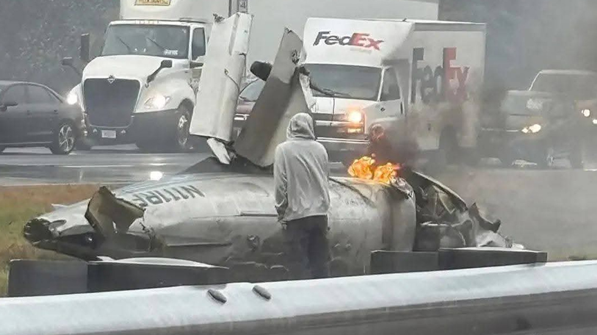 Αεροπλάνο συνετρίβη σε αυτοκινητόδρομο στη Μασαχουσέτη - Νεκροί οι επιβαίνοντες, τραυματίστηκε οδηγός αυτοκινήτου